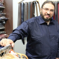 Ce tinute poarta tenorul Razvan Sararu de la Goliat Fashion