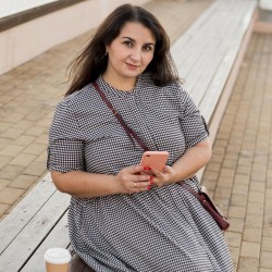 Idei de tinute XXL elegante pentru doamne in toamna lui 2023